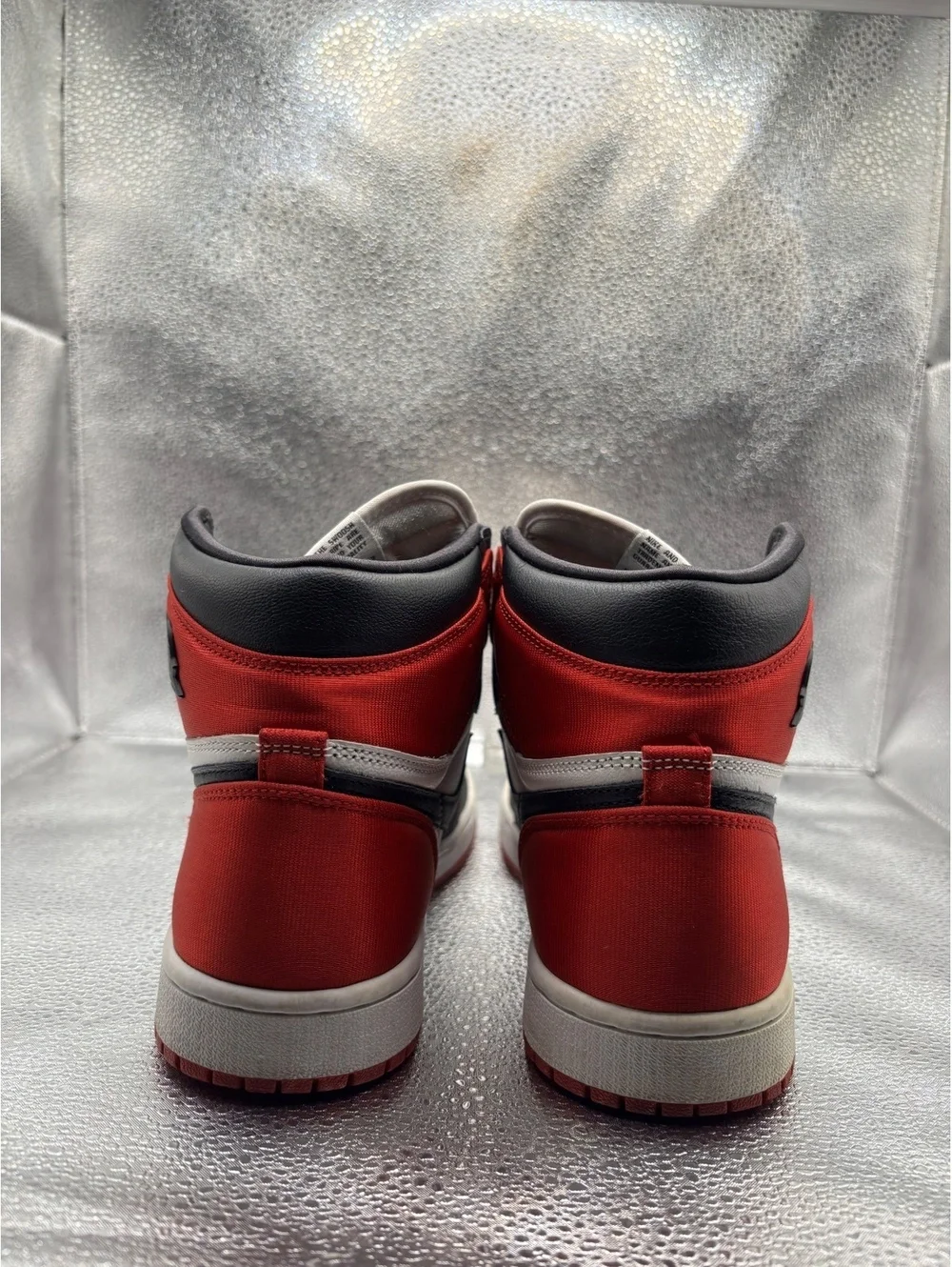 Air Jordan 1 retro high satin black toe